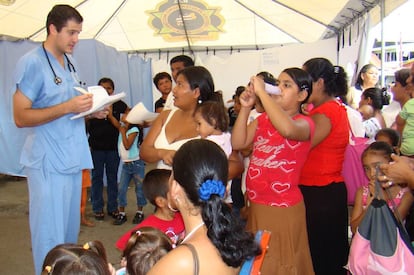 Un m&eacute;dico visita a mujeres en la zona ind&iacute;gena de Talamanca, al sureste del pa&iacute;s.