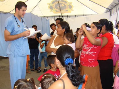 Médico visita mulheres na zona indígena de Talamanca, no sudeste da Costa Rica.