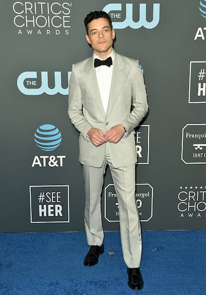 Rami Malek, protagonista de Bohemian Rhapsody, con un traje de Givenchy hecho a medida.