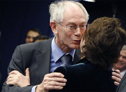 El democristiano Herman Van Rompuy, felicita a la laborista británica Catherine Ashton, minutos después de ser elegidos como primer presidente estable de la Unión Europea y como Representante para la Política Exterior de la Unión Europea. Rompuy deja el Gobierno belga y Ashton, la Comisaría de Comercio europea. Sus cargos fueron creados por el Tratado de Lisboa.