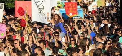 Un momento de la manifestaci&oacute;n que reuni&oacute; en Sevilla a estudiantes, trabajadores del sector educativo y ciudadanos contrarios a los recortes.