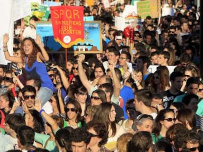 Un momento de la manifestaci&oacute;n que reuni&oacute; en Sevilla a estudiantes, trabajadores del sector educativo y ciudadanos contrarios a los recortes.