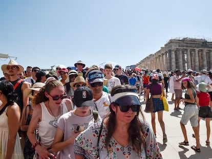 Los turistas rodean el Partenón en Atenas en el verano de 2023.