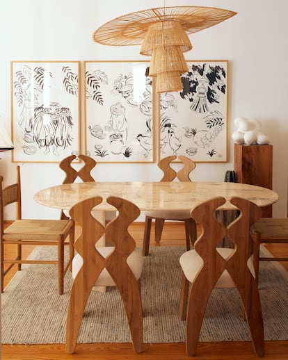 El comedor, con las sillas Curvy y Pitufi de Heaps & Woods. El tríptico es una obra de Sophia Pega que Marta regaló a Louis.