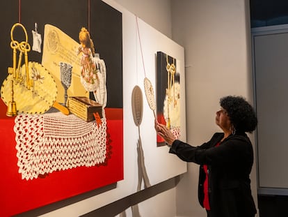 10 de abril 2026 , Montevideo Uruguay, fotos para El Pasi Espana, inauguracion de Muestra SANKOFA “Mujeres Cimarroneando el Arte” en el Ministerio de Realaciones Exteriores, Palacio Santos.
En la Foto; Mary Porto Casas junto a su obra.