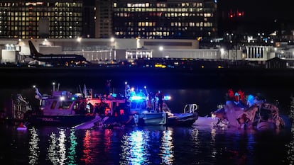 Los equipos de emergencia rescatan del río restos del avión siniestrado.