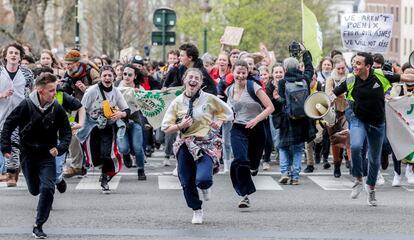 Un grupo de estudiantes se manifiestan este martes en Bruselas (Bélgica) durante la huelga organizada por la plataforma 'Juventud por el Clima'.