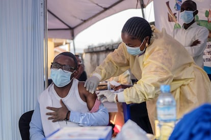 Un sanitario es vacunado contra la mpox, en Goma (República Democrática del Congo), el pasdo 5 de octubre.