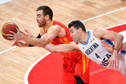 El jugador de la selección española Víctor Claver (a la izquierda) y el argentino Luis Scola luchan por la pelota.