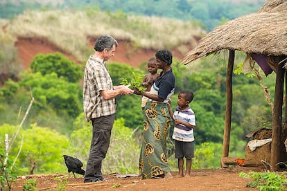 Clarins apoya 11 sectores productivos para el comercio justo en países del Tercer Mundo, cinco en Madagascar, cuatro en Burkina Faso y dos en India