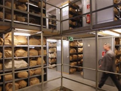 Milhares de documentos da Stasi esperam para ser restaurados.