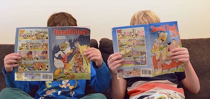 Dos menores leyendo la revista holandesa Donald Duck.