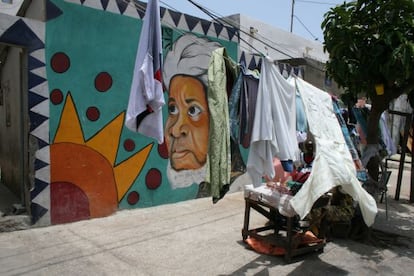 Ropa tendida y grandes murales callejeros. Desde que empezaron en 2010 con la elaboración de murales en las casas, esta se ha convertido en una imagen típica del barrio de Medina.