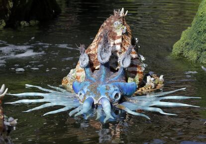 La tierra de casi cinco hectáreas, inspirada en la película 'Avatar', abrirá sus puertas a finales de mayo. En la imagen, una criatura acuática flota en un estanque de Pandora-World.