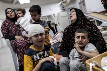 Adultos y niños palestinos heridos son atendidos en el hospital Abu Yousef Al-Najjar después de que el ejército israelí atacara la casa de la familia Nabhan en Rafah, Gaza, el 25 de abril de 2024.