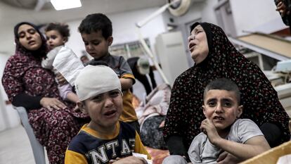 Adultos y niños palestinos heridos son atendidos en el hospital Abu Yousef Al-Najjar después de que el ejército israelí atacara la casa de la familia Nabhan en Rafah, Gaza, el 25 de abril de 2024.