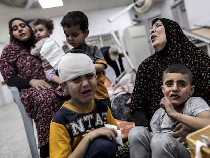 Adultos y niños palestinos heridos son atendidos en el hospital Abu Yousef Al-Najjar después de que el ejército israelí atacara la casa de la familia Nabhan en Rafah, Gaza, el 25 de abril de 2024.