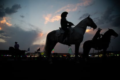 Antes de la presentación de Paquita la del Barrio, hubo un torneo de caballos bailadores por la Feria Internacional del Caballo, este sábado en Texcoco (Estado de México).