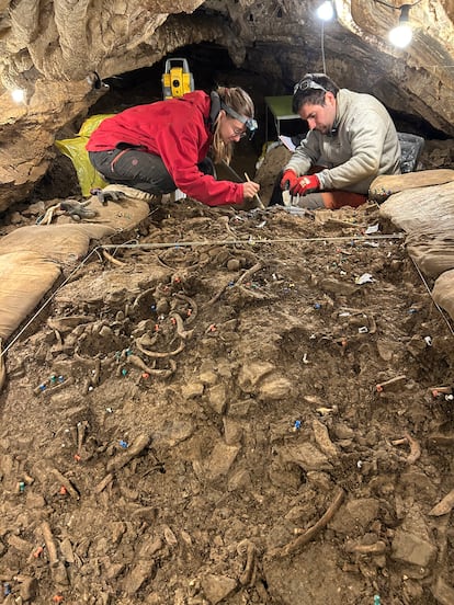 Trabajos de excavación arqueológica durante el mes de junio en el yacimiento del Roc de les Orenetes (Queralbs, Ripollès).