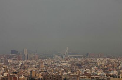 Una densa humareda cubría toda la ciudad de Valencia.