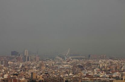 Una densa humareda cubr&iacute;a toda la ciudad de Valencia.