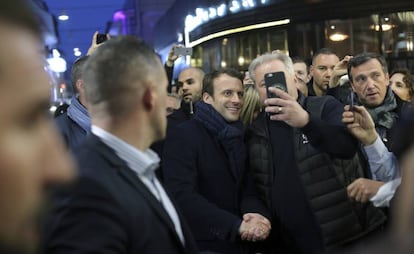 Macron se hace un selfie en una imagen tomada antes de ganar las elecciones francesas.