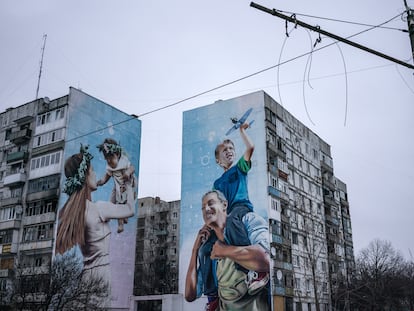 Murales en unos edificios de Bajmut con múltiples daños causados por la ofensiva rusa en Ucrania, el 12 de enero.