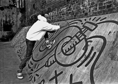 Haring, durante la creación de su obra, en 1989.