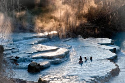 Los baños termales de Saturnia, en la Toscana italiana, al atardecer.