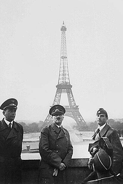 Hitler en 1940,   junto a Speer y Arno Breker. En el ángulo, filmando, Walter Frentz. La foto es de Hoffmann.