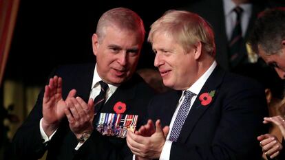 El príncipe Andrés y Boris Johnson, durante una celebración militar en el Royal Albert Hall de Londres, en 2019.