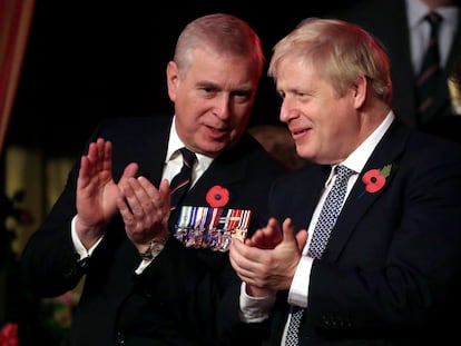 El príncipe Andrés y Boris Johnson, durante una celebración militar en el Royal Albert Hall de Londres, en 2019.