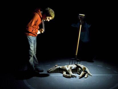 Pol López a "El curiós incident del gos a mitjanit" al Teatre Lliure.