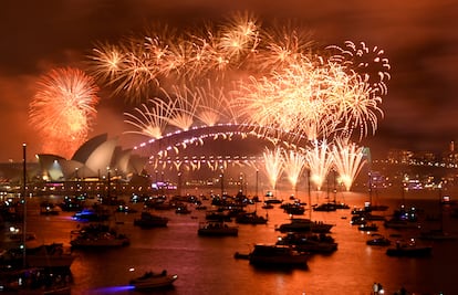 Fuegos artificiales para celebrar la llegada del Año Nuevo en la bahía de Sídney (Australia).