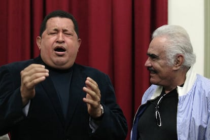 El expresidente de Venezuela, Hugo Chávez, canta una ranchera junto al cantante en Caracas, (Venezuela) en 2012.