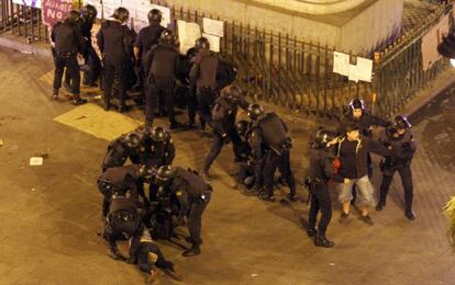 La Policía Nacional desaloja al 15-M en la Puerta del Sol.