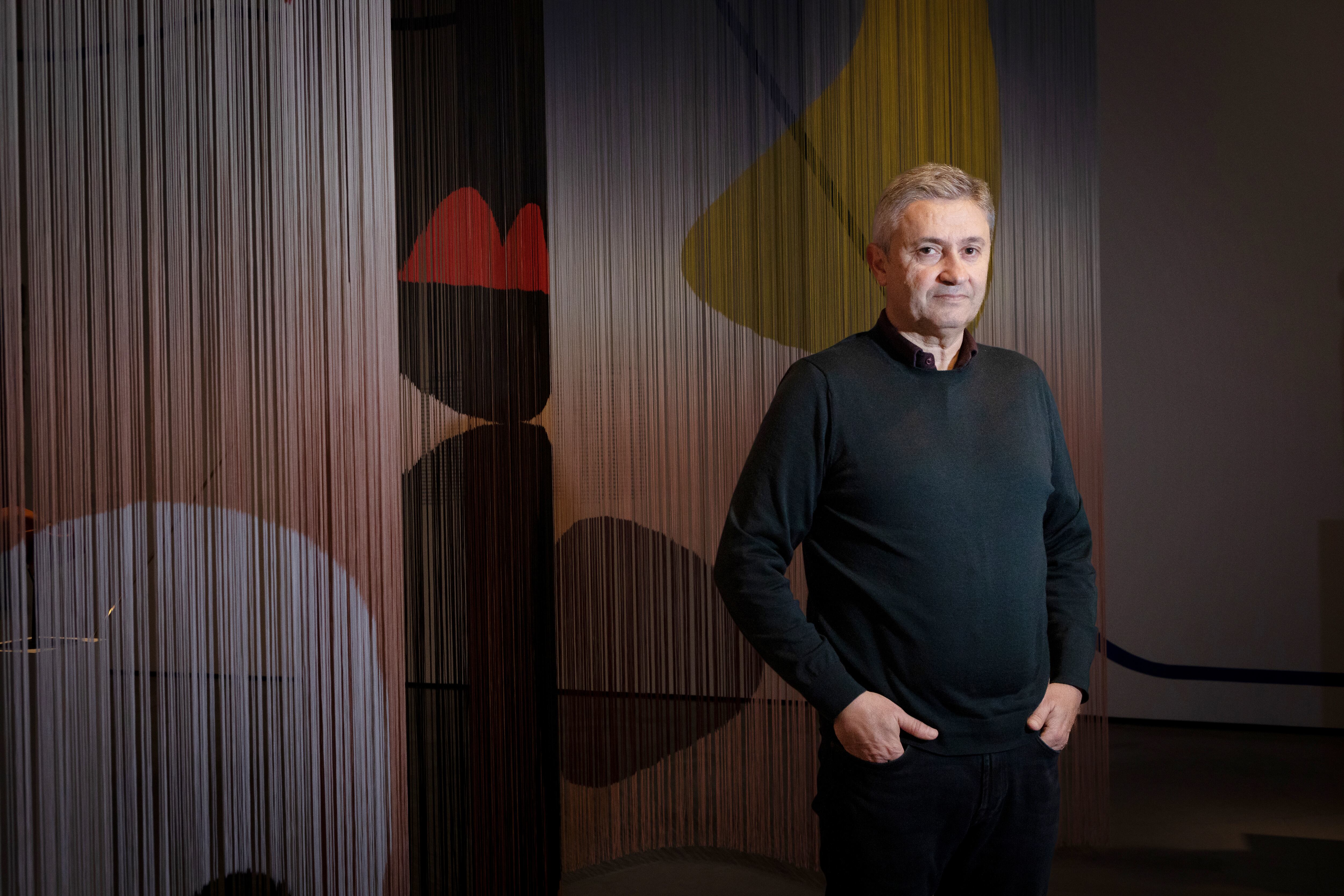 Juan Bonet, en el museo Es Baluart de Palma de Mallorca, junto con la obra 'Body Trouble', de la artista Erika Hock.