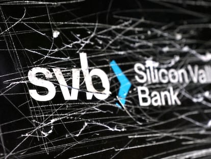 Una fachada del Silicon Valley Bank destrozada.