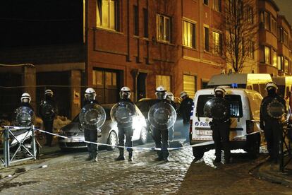 Agentes de policía belga aseguran la zona en el barrio de Molenbeek.