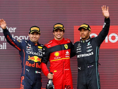 Checo Pérez junto a Carlos Sainz y Lewis Hamilton, este domingo en el circuito de Silverstone.