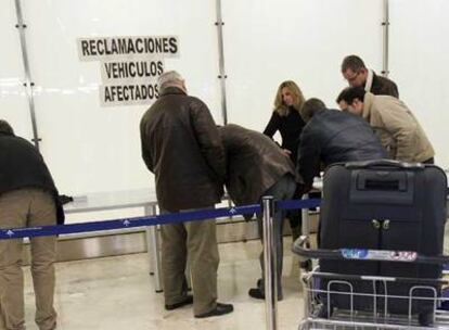 Afectados por la explosión, ayer en el aeropuerto de Barajas.