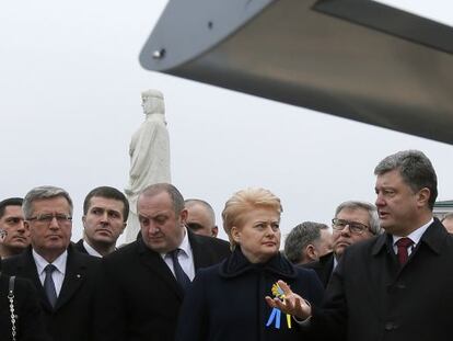 Dalia Grybauskaite junto al presidente ucranio Petr&oacute; Poroshenko, en la marcha del pasado domingo en Kiev.