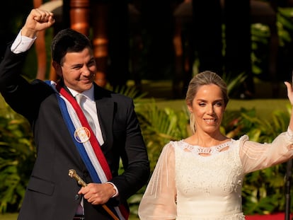 El nuevo presidente de Paraguay, Santiago Peña, y su esposa, Leticia Ocampos, en Asunción, Paraguay.