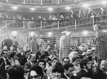 Una de las fotos de la exposición: estreno de <i>Marat Sade,</i> de Adolfo Marsillach, en 1969 en Barcelona.