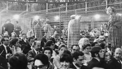 Una de las fotos de la exposición: estreno de <i>Marat Sade,</i> de Adolfo Marsillach, en 1969 en Barcelona.