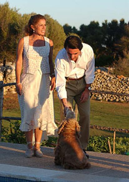 Ana Botella y José María Aznar, ayer en Menorca.