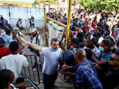 Un grupo de migrantes a las afueras de la sede de la Comar en Tapachula, momentos antes de que ingresaran por la fuerza, el 3 de enero de 2022.
