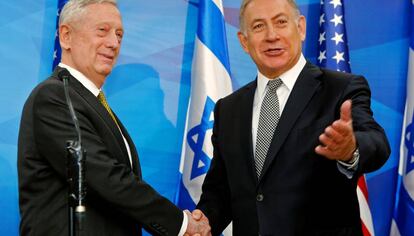 El primer ministro israelí, Benjamín Netanyahu, saluda al secretario de Defensa norteamericano, James Mattis, en su oficina de Jerusalén.