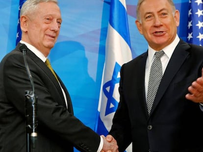 El primer ministro israel&iacute;, Benjam&iacute;n Netanyahu, saluda al secretario de Defensa norteamericano, James Mattis, en su oficina de Jerusal&eacute;n.