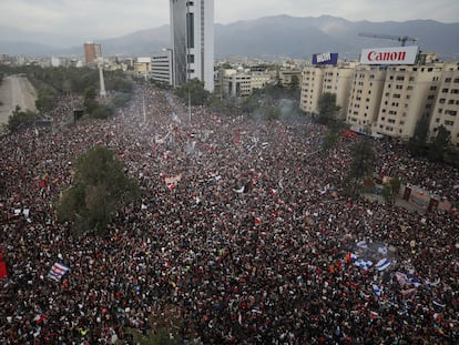 Miles de personas asisten a una protesta antigubernamental en Santiago, Chile, el viernes 25 de octubre de 2019.